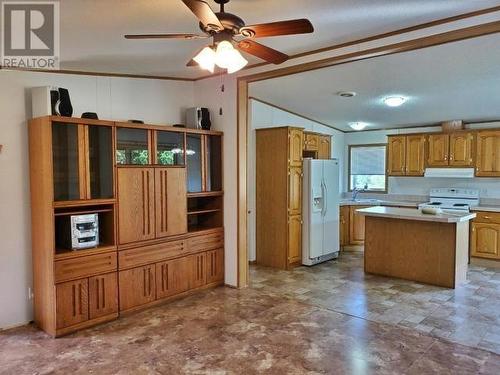 2916 Barriere Lakes Road, Barriere, BC - Indoor Photo Showing Kitchen