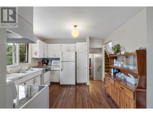 1344 Kenora Road, Kamloops, BC - Indoor Photo Showing Kitchen With Double Sink