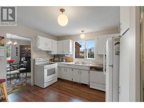 1344 Kenora Road, Kamloops, BC - Indoor Photo Showing Kitchen With Double Sink