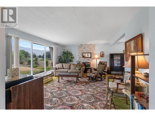 1344 Kenora Road, Kamloops, BC - Indoor Photo Showing Living Room