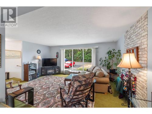 1344 Kenora Road, Kamloops, BC - Indoor Photo Showing Living Room