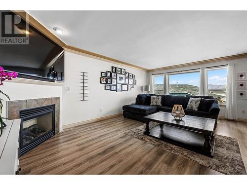 2210 Qu'Appelle Boulevard Unit# 23, Kamloops, BC - Indoor Photo Showing Living Room With Fireplace