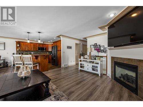 2210 Qu'Appelle Boulevard Unit# 23, Kamloops, BC - Indoor Photo Showing Living Room With Fireplace