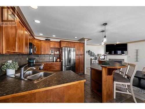 2210 Qu'Appelle Boulevard Unit# 23, Kamloops, BC - Indoor Photo Showing Kitchen With Double Sink