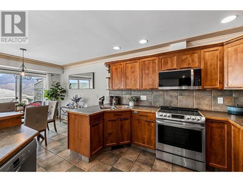 2210 Qu'Appelle Boulevard Unit# 23, Kamloops, BC - Indoor Photo Showing Kitchen With Double Sink