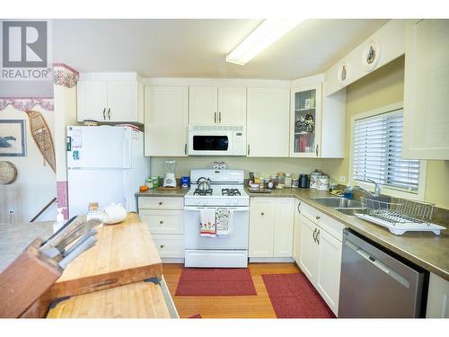 265 Nelson Avenue, Kamloops, BC - Indoor Photo Showing Kitchen With Double Sink