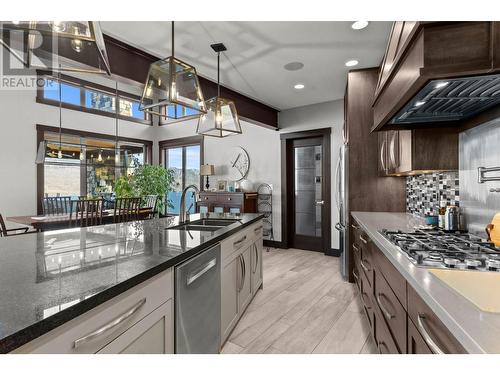 265 Holloway Drive, Kamloops, BC - Indoor Photo Showing Kitchen With Double Sink With Upgraded Kitchen