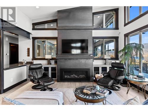 265 Holloway Drive, Kamloops, BC - Indoor Photo Showing Living Room With Fireplace