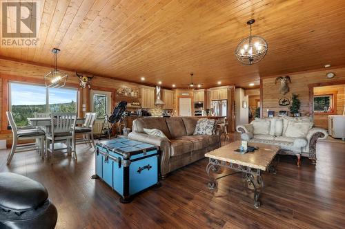 8510 Tranquille Criss Crk Road, Kamloops, BC - Indoor Photo Showing Living Room