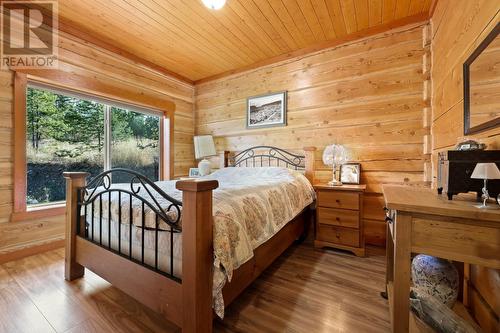 8510 Tranquille Criss Crk Road, Kamloops, BC - Indoor Photo Showing Bedroom