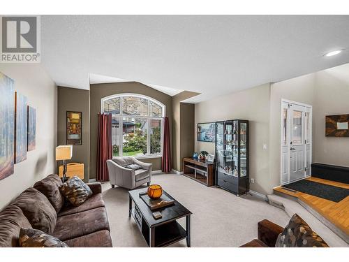 3568 Navatanee Drive, Kamloops, BC - Indoor Photo Showing Living Room