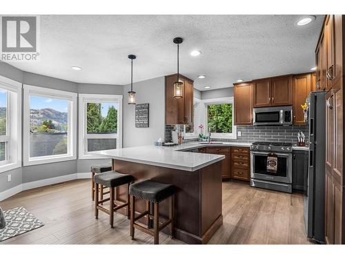 3568 Navatanee Drive, Kamloops, BC - Indoor Photo Showing Kitchen With Double Sink With Upgraded Kitchen