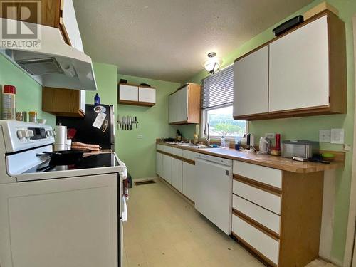 580 Station Road, Barriere, BC - Indoor Photo Showing Kitchen With Double Sink