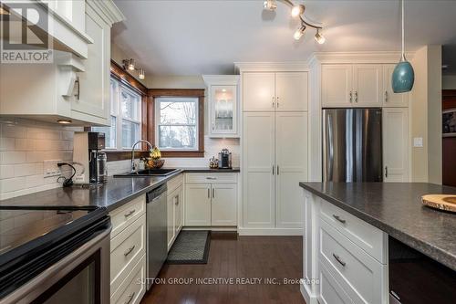 2084 Sunnidale Road, Springwater, ON - Indoor Photo Showing Kitchen With Upgraded Kitchen