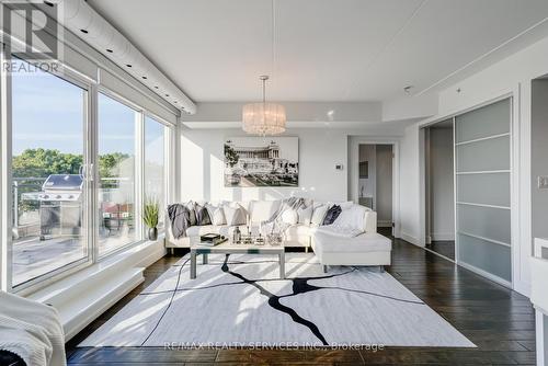 503 - 588 Annette Street, Toronto, ON - Indoor Photo Showing Living Room