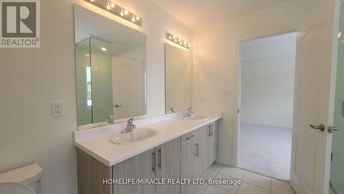 2074 Hallandale Street, Oshawa, ON - Indoor Photo Showing Bathroom