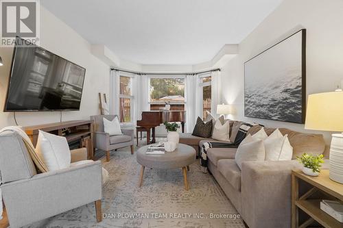 822 Royal Orchard Drive, Oshawa, ON - Indoor Photo Showing Living Room