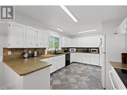 2613 Irvine Avenue, Merritt, BC - Indoor Photo Showing Kitchen With Double Sink