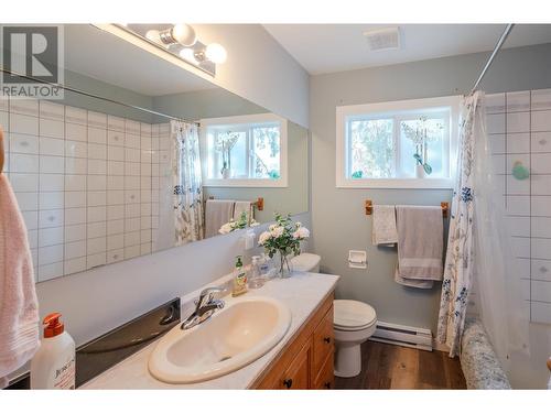 4-Piece Main Bathroom - 117 Hyslop Drive, Penticton, BC - Indoor Photo Showing Bathroom