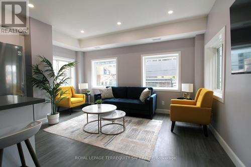 Upper - 2134 Dundas Street W, Toronto, ON - Indoor Photo Showing Living Room