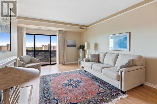 803 - 3663 Riverside Drive E, Windsor, ON - Indoor Photo Showing Living Room