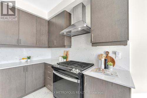 1071 Cameo Street, Pickering, ON - Indoor Photo Showing Kitchen With Upgraded Kitchen