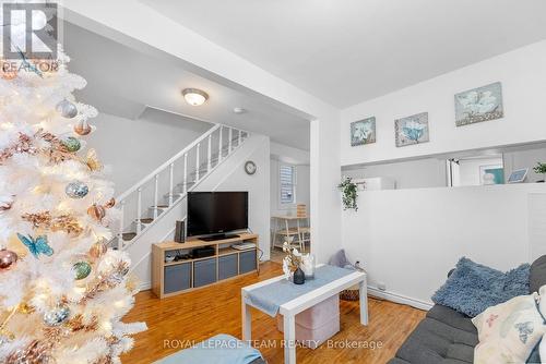 43 Mutual Avenue, Renfrew, ON - Indoor Photo Showing Living Room