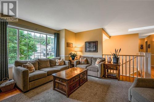 373 Rio Drive S, Kelowna, BC - Indoor Photo Showing Living Room