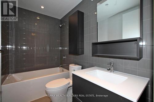 210 - 377 Madison Avenue, Toronto, ON - Indoor Photo Showing Bathroom