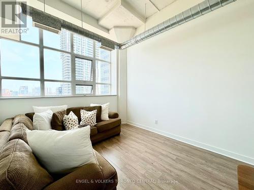 Ph48 - 155 Dalhousie Street, Toronto, ON - Indoor Photo Showing Living Room