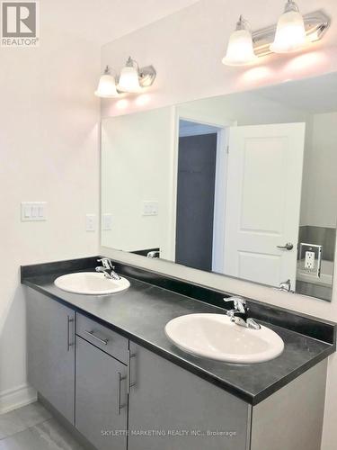 9 Grinnel Road, East Gwillimbury, ON - Indoor Photo Showing Bathroom