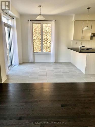 9 Grinnel Road, East Gwillimbury, ON - Indoor Photo Showing Kitchen