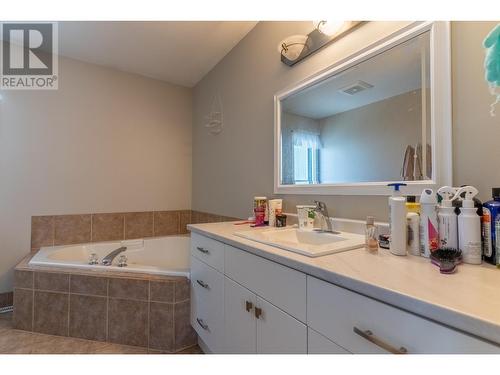 935 Dominion Street, Kamloops, BC - Indoor Photo Showing Bathroom