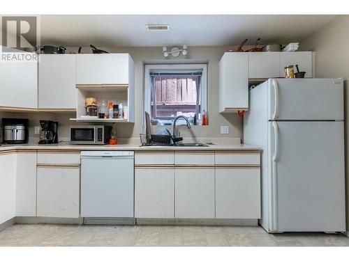 935 Dominion Street, Kamloops, BC - Indoor Photo Showing Kitchen With Double Sink