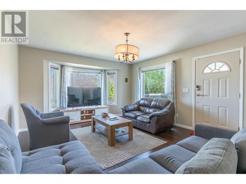 935 Dominion Street, Kamloops, BC - Indoor Photo Showing Living Room