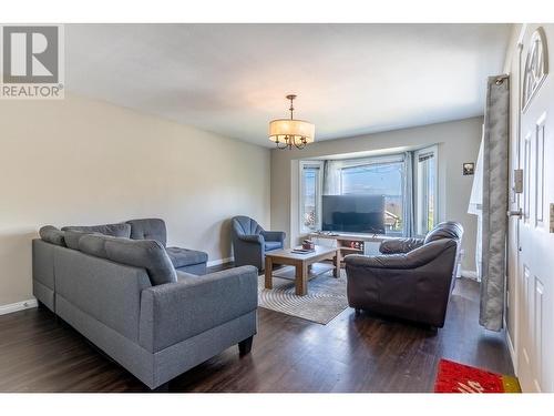 935 Dominion Street, Kamloops, BC - Indoor Photo Showing Living Room