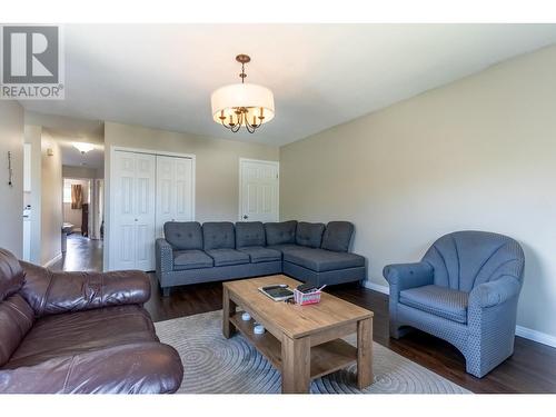 935 Dominion Street, Kamloops, BC - Indoor Photo Showing Living Room