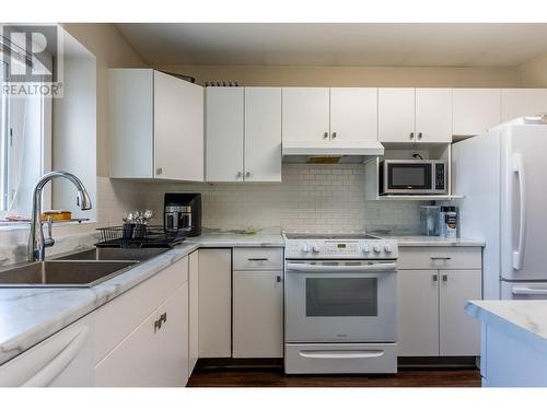 935 Dominion Street, Kamloops, BC - Indoor Photo Showing Kitchen With Double Sink