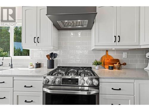 2672 Mckenzie Road, Sorrento, BC - Indoor Photo Showing Kitchen