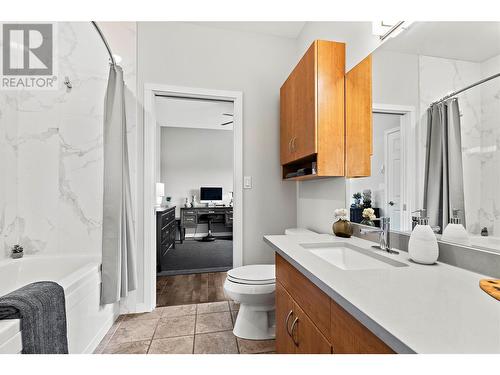 2672 Mckenzie Road, Sorrento, BC - Indoor Photo Showing Bathroom