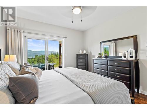 2672 Mckenzie Road, Sorrento, BC - Indoor Photo Showing Bedroom