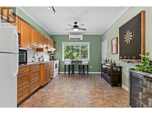 2672 Mckenzie Road, Sorrento, BC - Indoor Photo Showing Kitchen