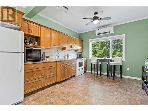 2672 Mckenzie Road, Sorrento, BC - Indoor Photo Showing Kitchen