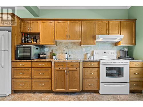 2672 Mckenzie Road, Sorrento, BC - Indoor Photo Showing Kitchen