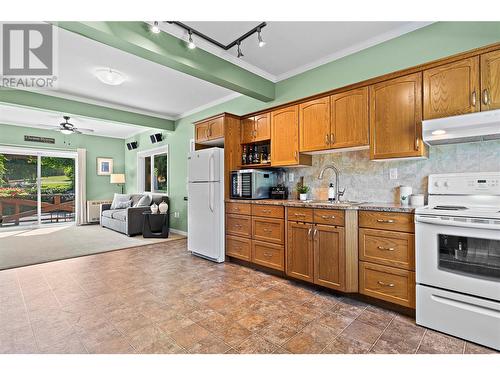 2672 Mckenzie Road, Sorrento, BC - Indoor Photo Showing Kitchen