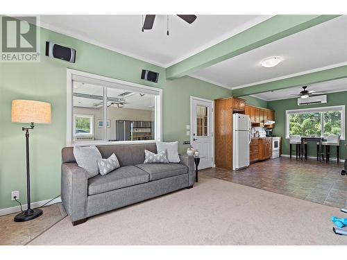 2672 Mckenzie Road, Sorrento, BC - Indoor Photo Showing Living Room