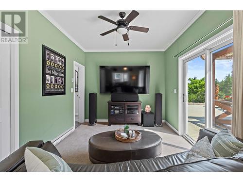 2672 Mckenzie Road, Sorrento, BC - Indoor Photo Showing Living Room