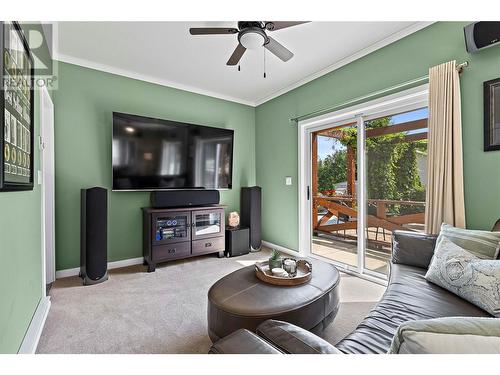 2672 Mckenzie Road, Sorrento, BC - Indoor Photo Showing Living Room