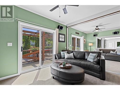 2672 Mckenzie Road, Sorrento, BC - Indoor Photo Showing Living Room