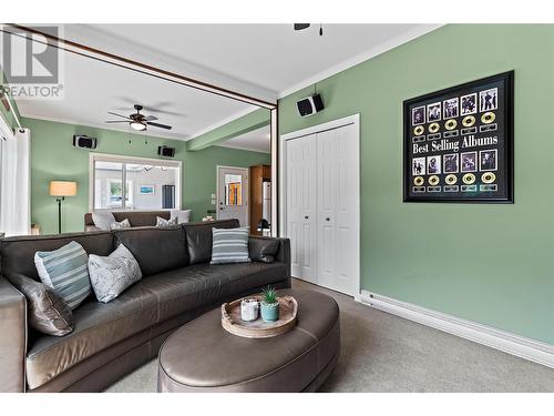 2672 Mckenzie Road, Sorrento, BC - Indoor Photo Showing Living Room